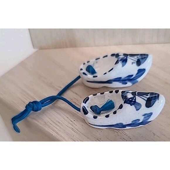 Vintage Handpainted Delft Holland Porcelain Dutch Miniature Clogs Shoes Windmill - Picture 4 of 6